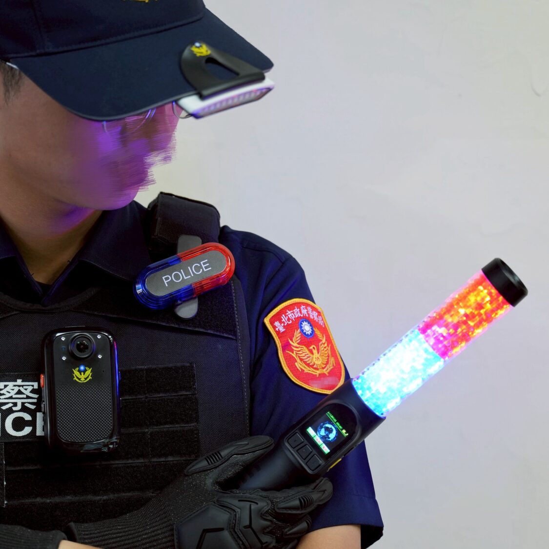 該款帽沿燈具備高亮度白光照明與紅藍警示功能,方便員警在臨檢、事故處理或交通指揮時快速配備,兼顧便攜性與實用性。(翻攝畫面)