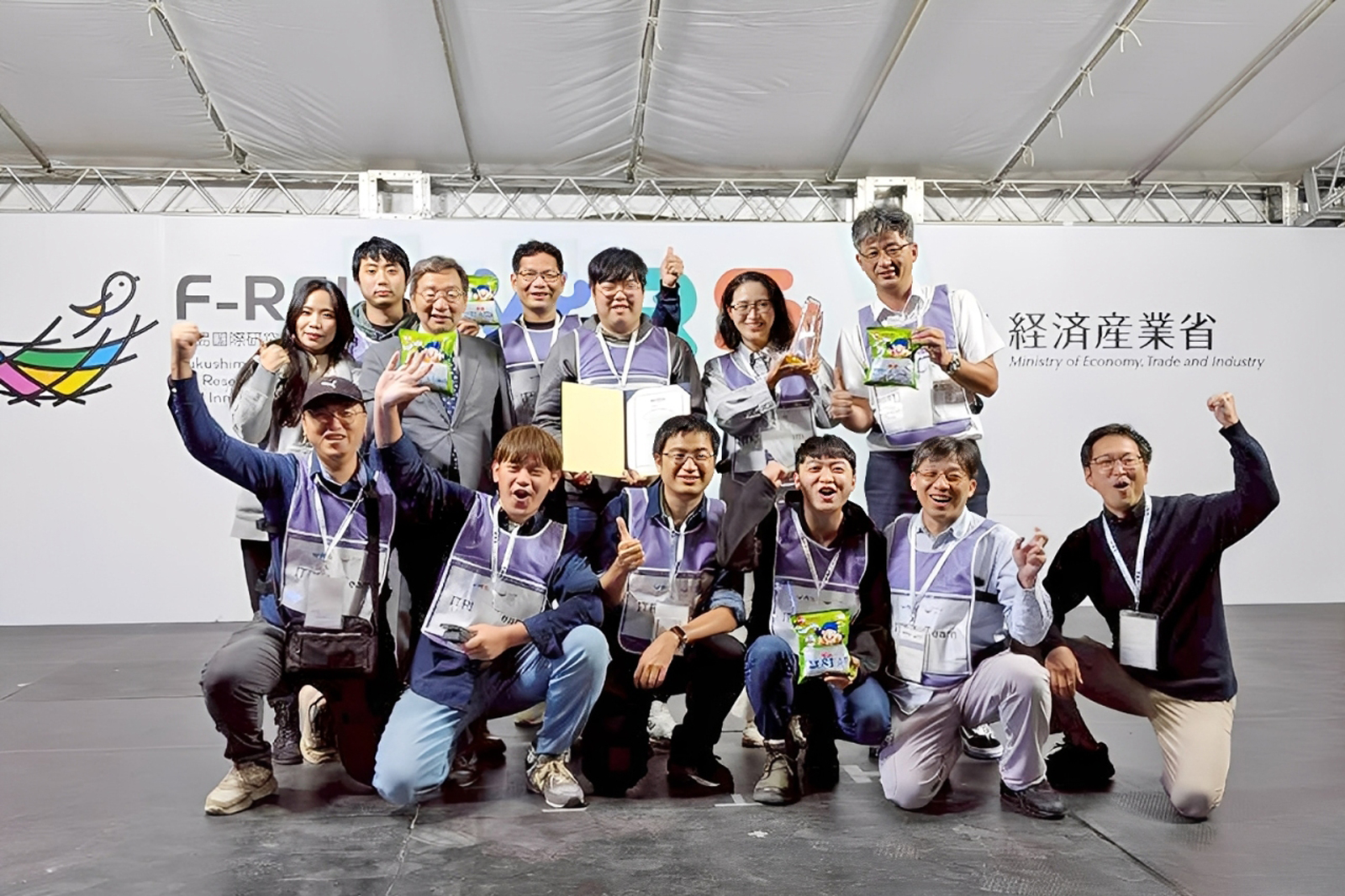 「ITRI A-Team」在日本、臺灣、厄瓜多、新加坡等隊伍中勇奪亞軍，團隊更創下HEDC 賽史兩項首例紀錄。圖為工研院獲獎團隊主管與同仁包括陳文泉、陳正大、崔虎軒、陳冠樺、林港喬、楊淑敏、黃聖杰、謝天元、林智毅、盧泓楷、辻真明、吳亞儒等與HEDC競賽委員長野波健藏（後排左起第三位）合影。 