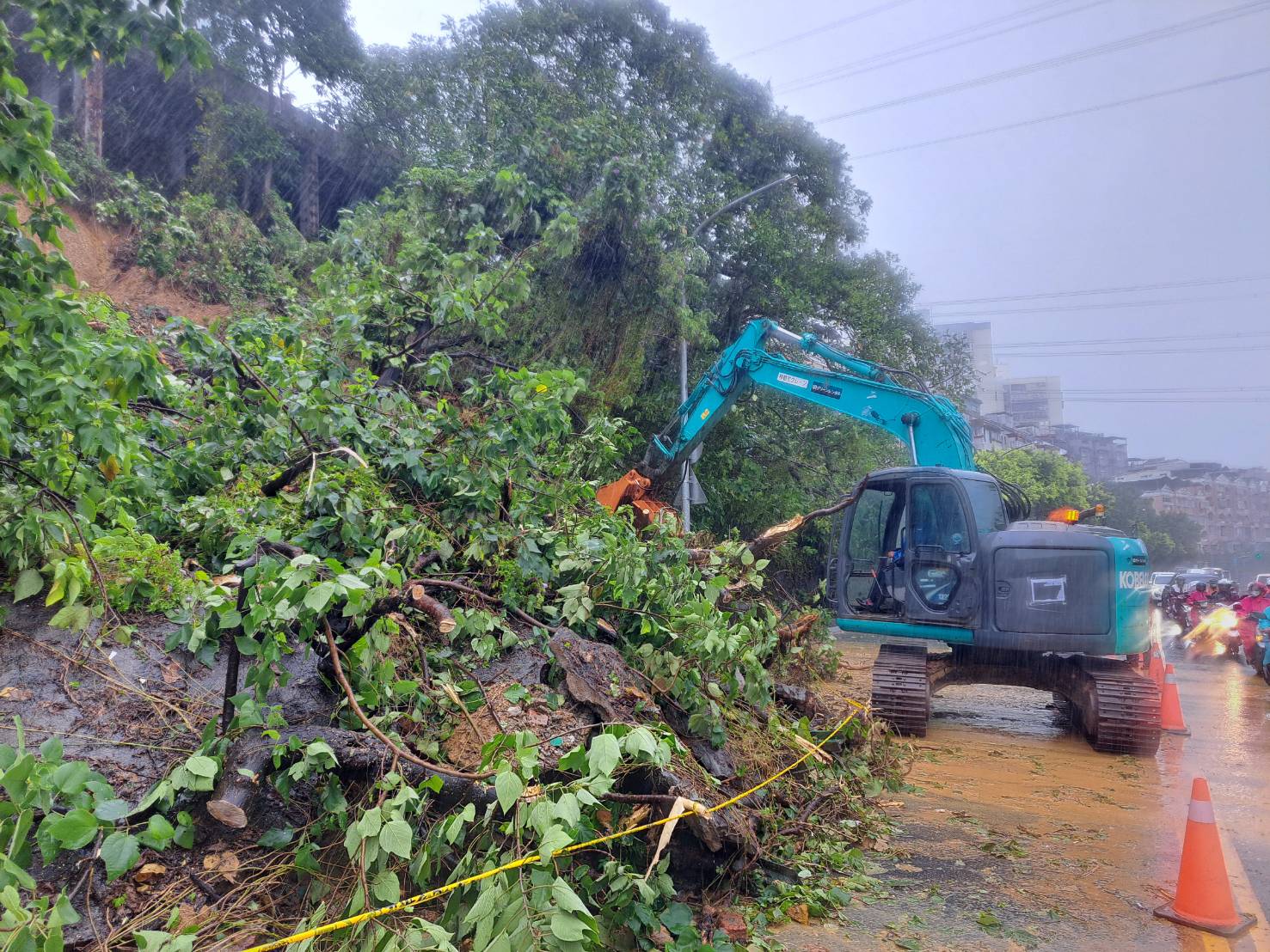豪大雨造成汐止康寧街、長青路土石坍方　工務局動員加速搶修　