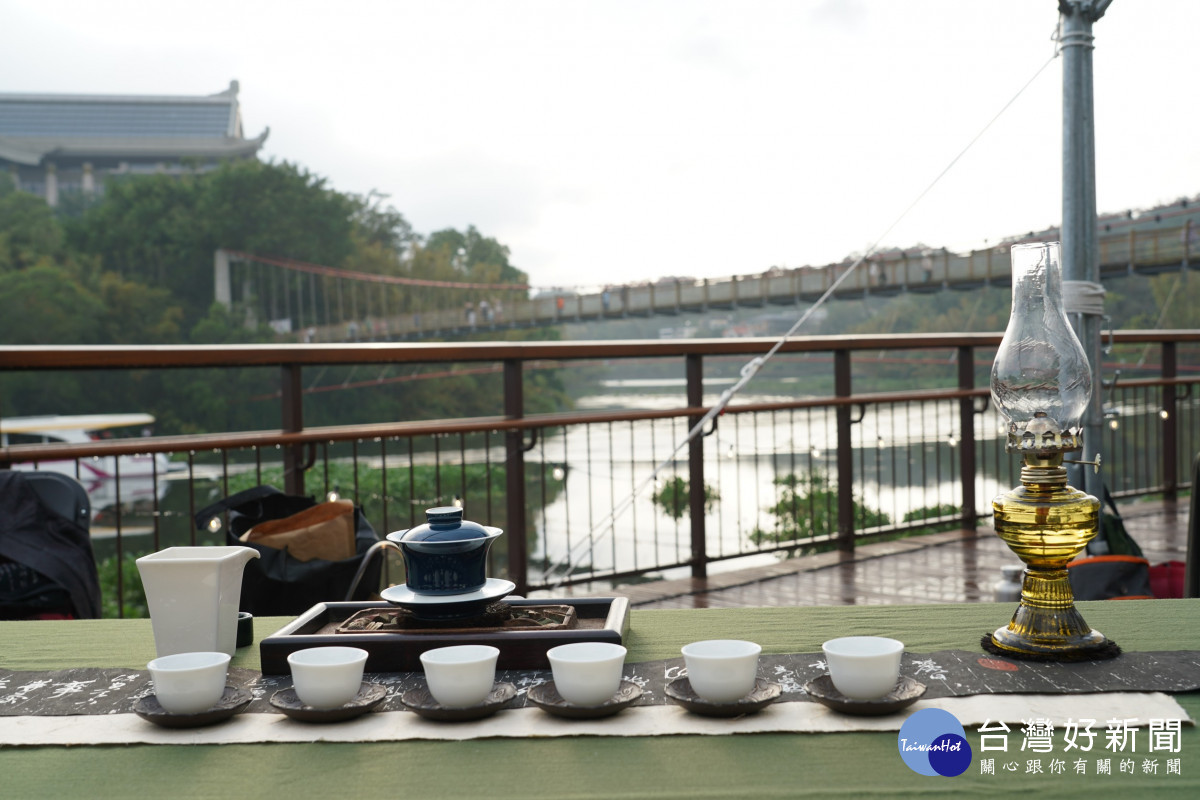 坐在峨眉湖畔喝茶,看著湖面閃光,茶香隨風飄散。