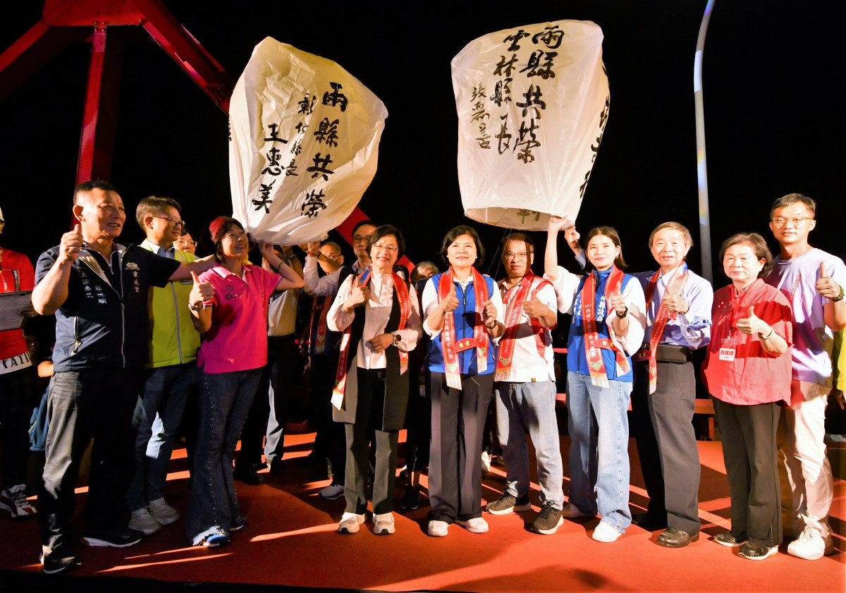 西螺大橋通車七十周年放天燈合影。圖/彰化縣政府提供