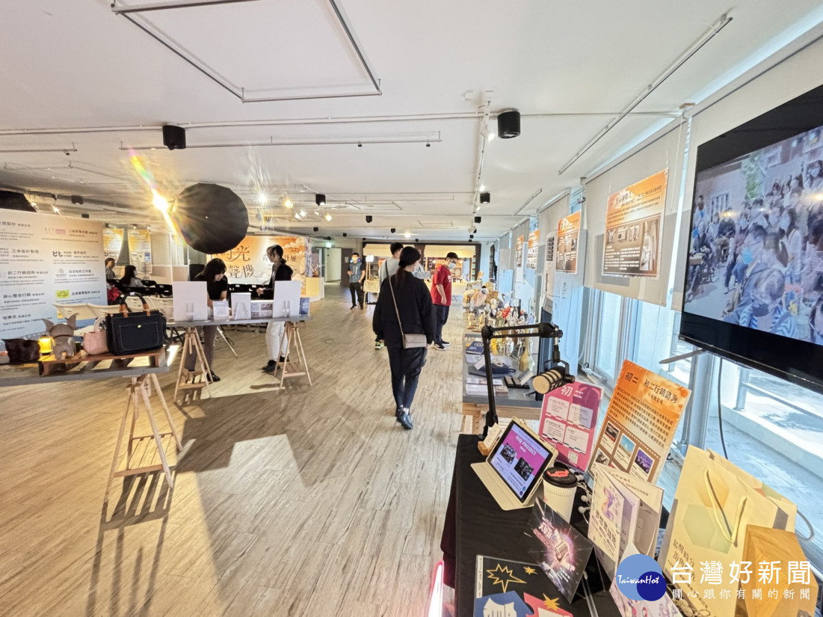 「時光留聲機-青年設計展」展場-進駐團隊展示區。(青年局提供)