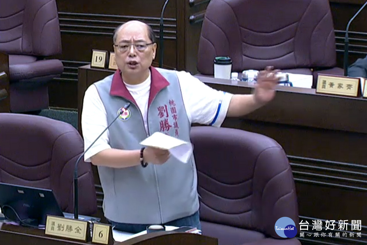 桃園市議員劉勝全於議事堂進行質詢。<br /><br />