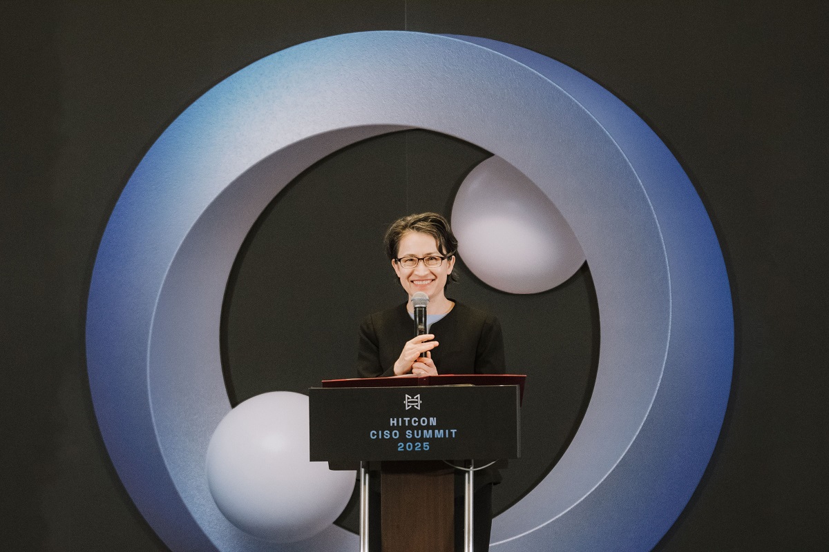 新聞照片 3:副總統蕭美琴於「hitcon ciso summit 2025」致詞中指出,資安不僅是政府的工作,更是全民的共同責任,也是「全社會防衛韌性」的重要支柱。