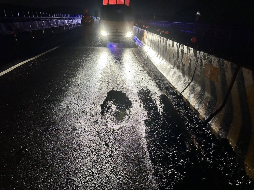 西濱竹南路面大坑洞釀禍!-害5車輾過爆胎
