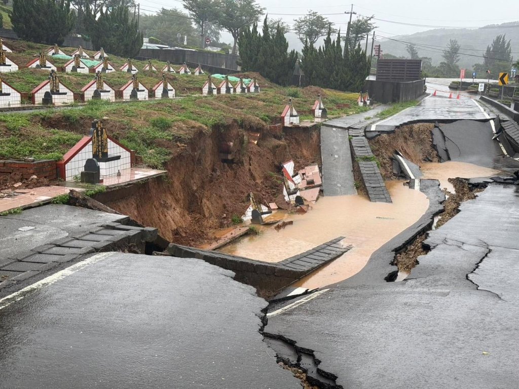 豪雨沖垮墓園!桃園蘆竹生命紀念園區坍方 5門墓座毀損、棺材外露