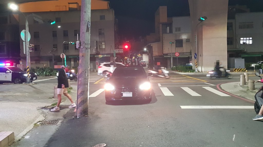 台中環中東路路口驚魂碰撞 汽車、機車雙雙闖紅燈