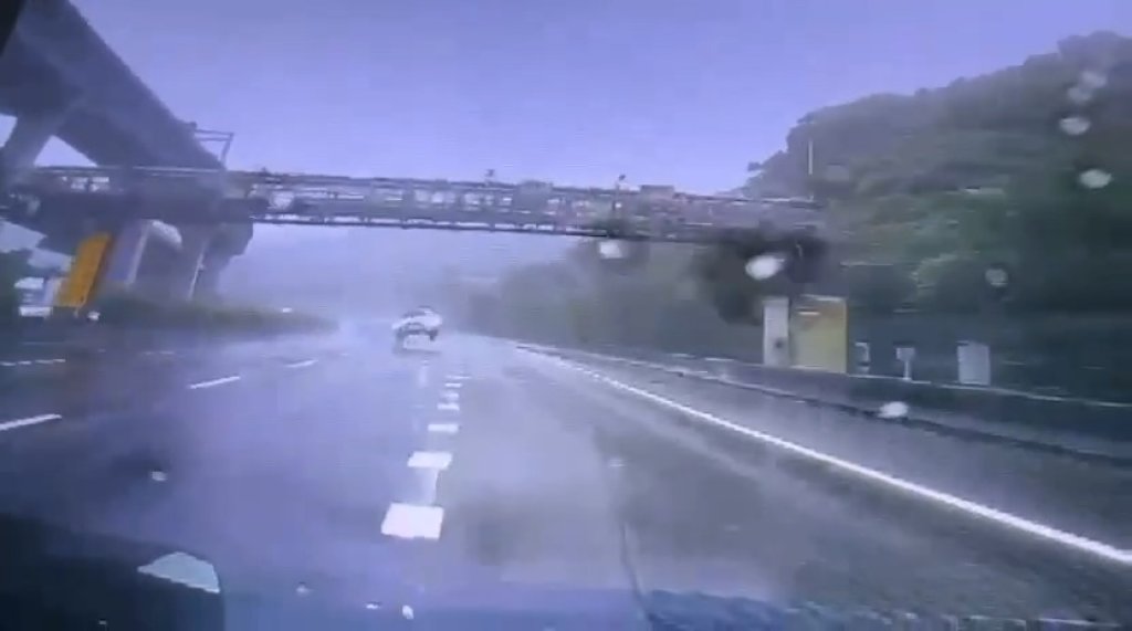 影/國道大雨打水漂!賓士失控自撞中央分隔島 「空翻4圈」掉到路肩