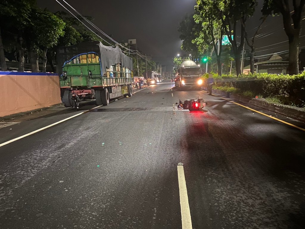 高雄大寮68歲騎士疑閃避不及自撞拖車-慘遭大貨車輾過不治