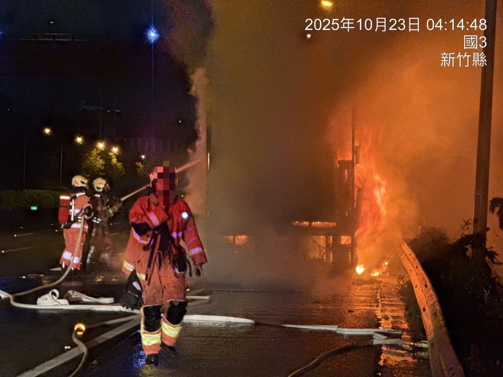 國道3號新竹路段火燒車! 大貨車爆胎起火駕駛頭部受傷