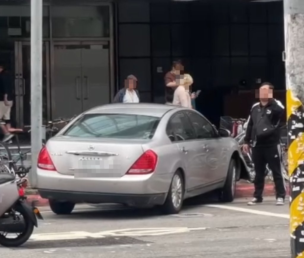 駕車衝上大坪林捷運站人行道！　毒犯棄車逃逸