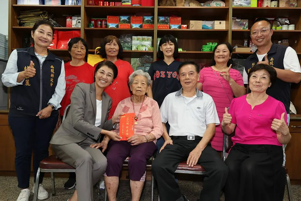 南投縣長許淑華重陽前夕親訪百歲人瑞-祝賀長壽健康