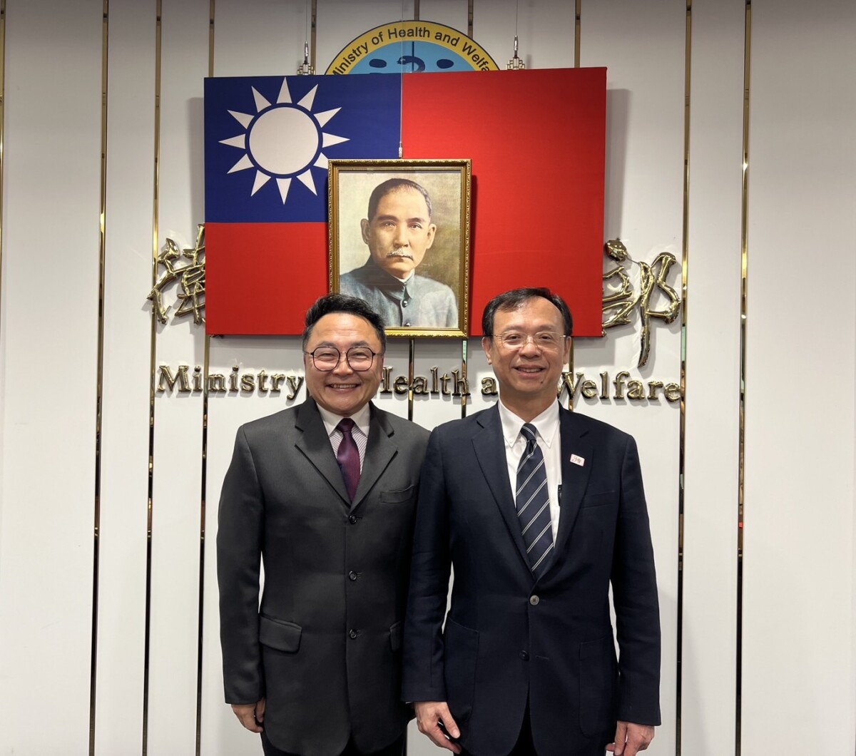 心臟內科權威曹承榮醫師(左)榮任朴子醫院院長,將帶領持續落實「以病人為中心」之醫療服務,提升長照與社區整合照護量能,守護朴子與周邊鄉親健康。(圖/朴子醫院提供)