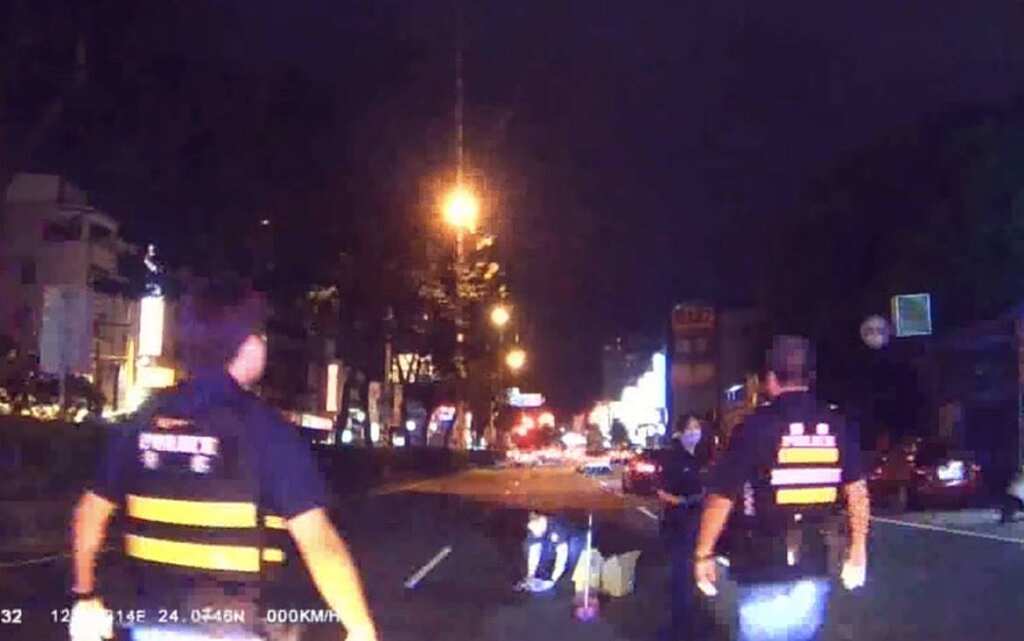 ▲彰警暖舉清理橫躺路中貓星人,守護用路人安全。(圖/彰化警方提供)