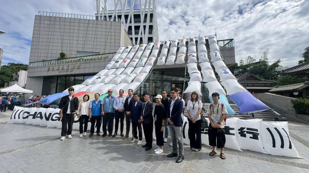 ▲彰化議會深化國際交流,謝典霖議長邀外賓參觀台灣設計展。(記者林明佑攝)