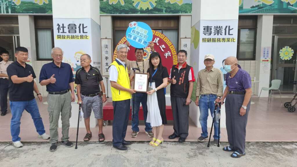 ▲中彰榮家主任呂德義(右6)接受美迪寶公司物資捐贈。(圖/中彰榮家提供)