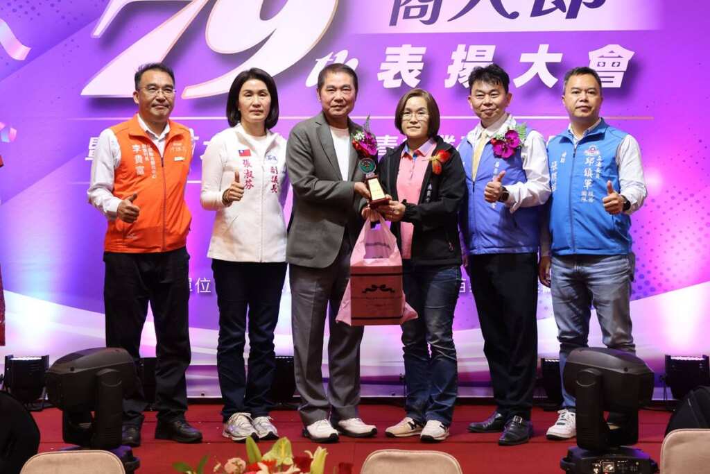 ▲苗栗縣長鍾東錦頒獎表揚優良商家及從業人員，肯定他們對社會、經濟發展的付出。