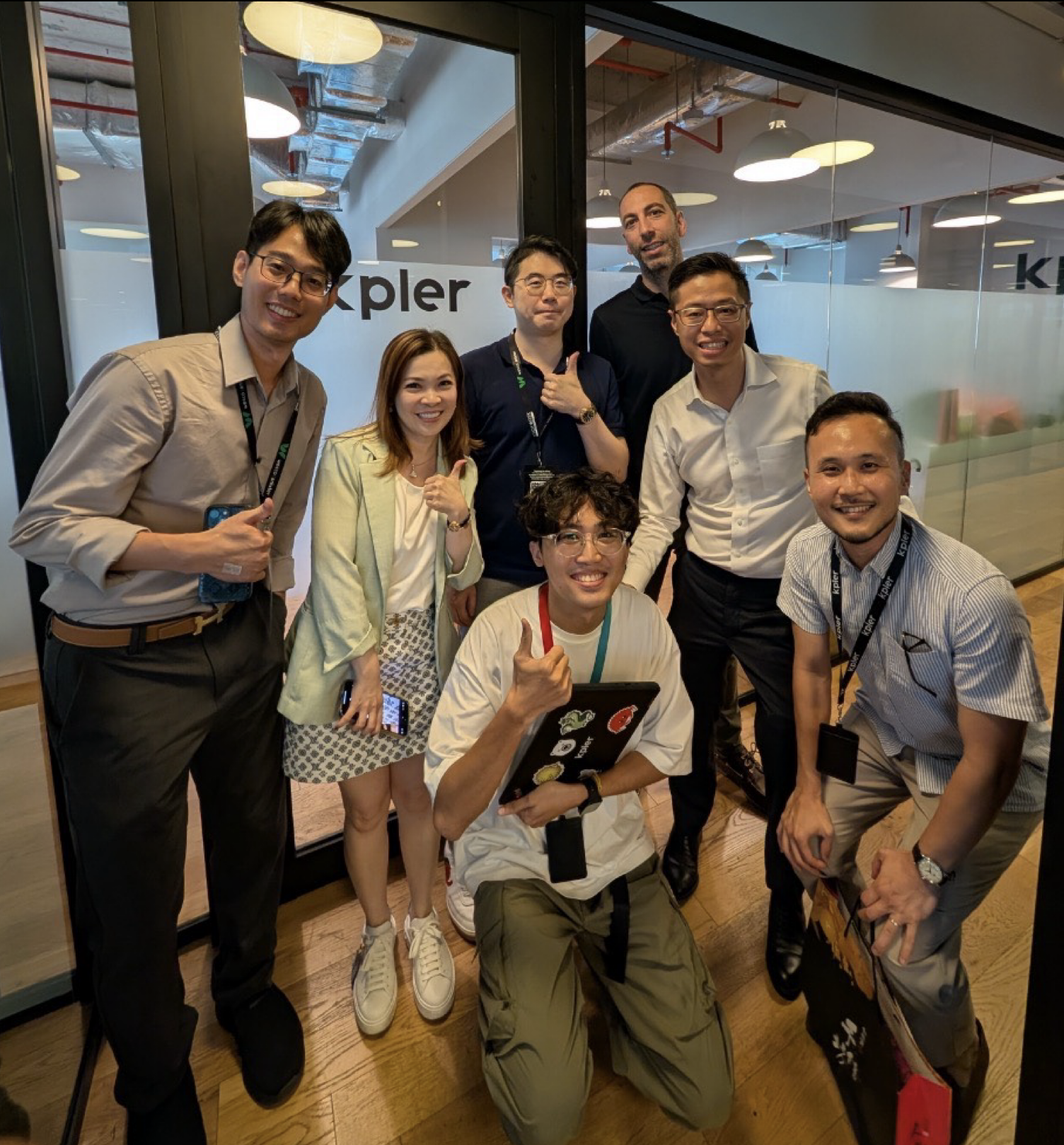 坤侑科技團隊於新加坡拜會資料科技公司 Kpler,與該公司COO合影,進行技術與應用交流。圖/坤侑科技提供