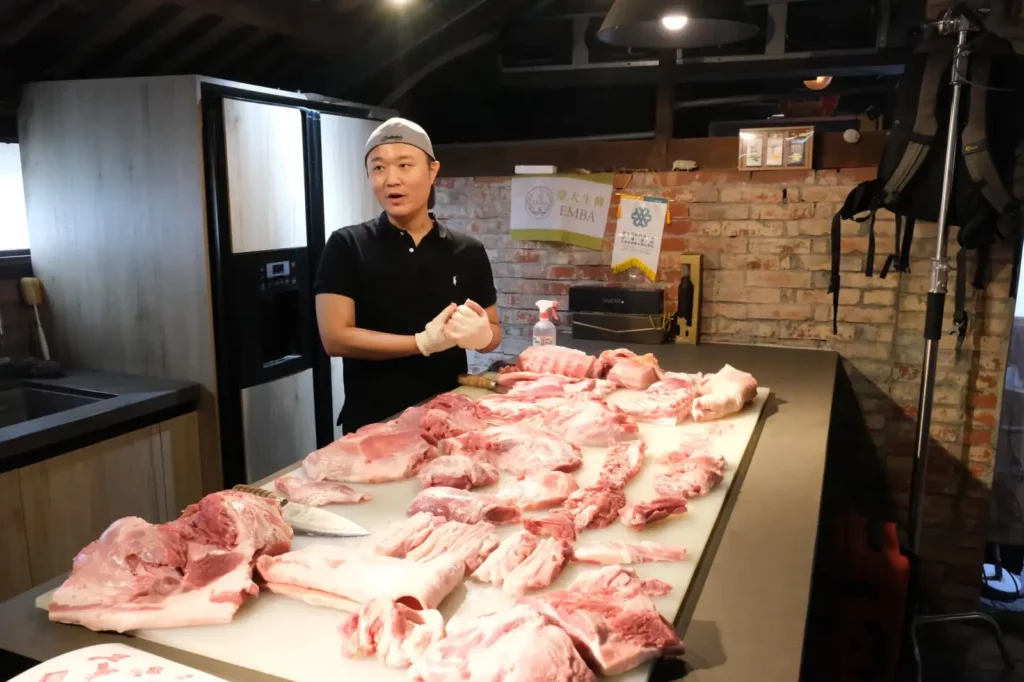 業者提醒民眾勿恐慌，並且應選擇合格標章的冷凍豬肉，也會全面配合政府政策。(圖/陞煇食品提供)