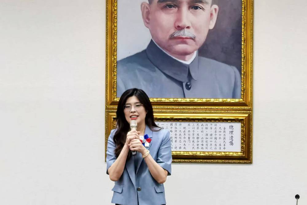 【何啟聖專欄】醬缸未破 權力先香——鄭麗文的「改革」首秀 240 【何啟聖專欄】醬缸未破 權力先香——鄭麗文的「改革」首秀 239