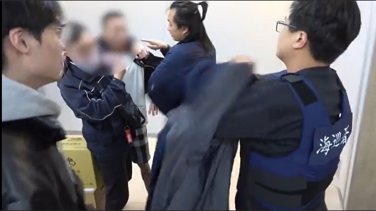 新北男租賃車代步扶手蓋藏黑槍　海巡署查緝隊亮拘票他一臉錯愕 241