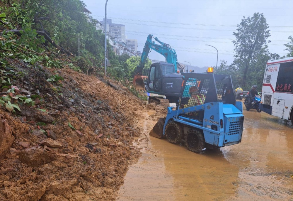 汐止長春路邊坡土石崩落 工務局急馳現場通宵搶通 221 248251023a07