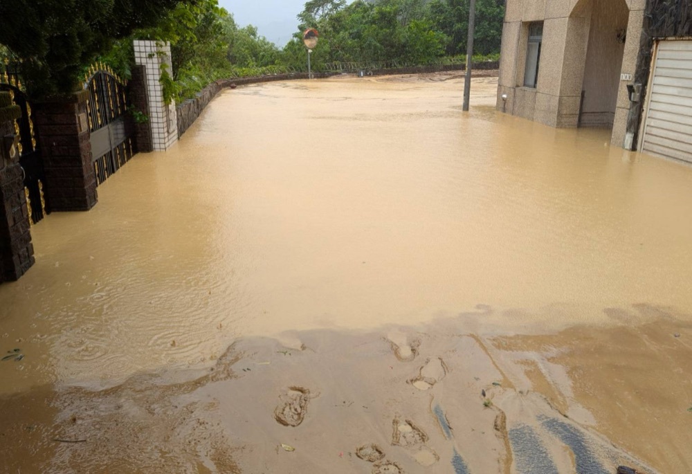 汐止長春路邊坡土石崩落 工務局急馳現場通宵搶通 222 248251023a08