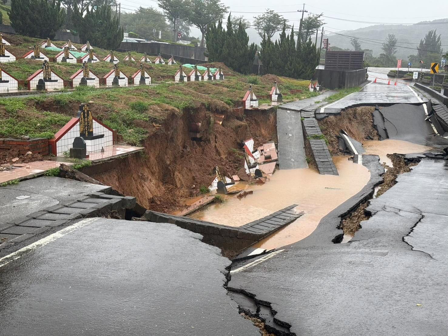 連日豪雨釀災!蘆竹生命紀念園區「這處」坍方影響5墓座 568222608 17929102818130023 2860998793944077637 n