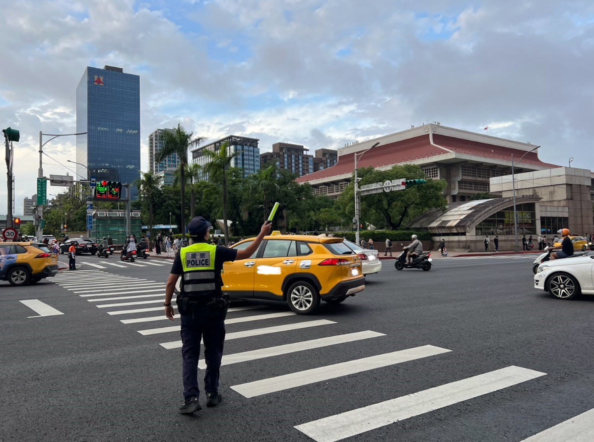 光復節連假各地湧人車 警政署籲留意高乘載管制及匝道封閉 S 49717594 0