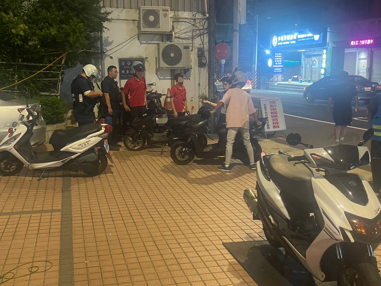 楊梅環警聯手稽查改裝車 駕駛恢復原廠配件仍因1事挨罰 S 76914693 0