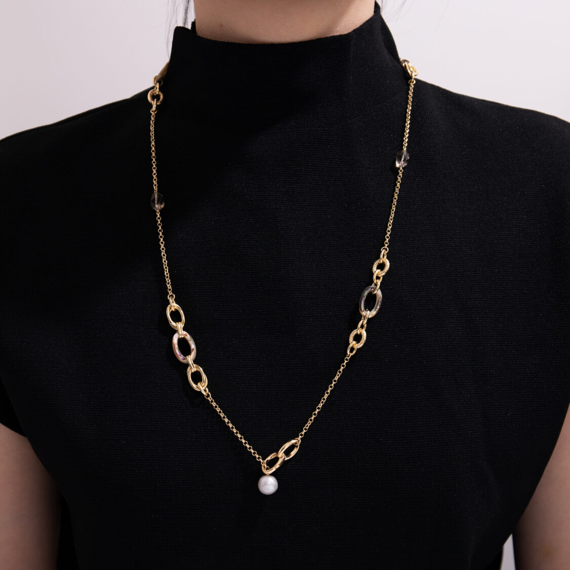 OLIVIA YAO JEWELLERY秉持 Never settle for less.,以金工捕捉時間的痕跡,將感知融入日常。(圖/OLIVIA YAO JEWELLERY提供)