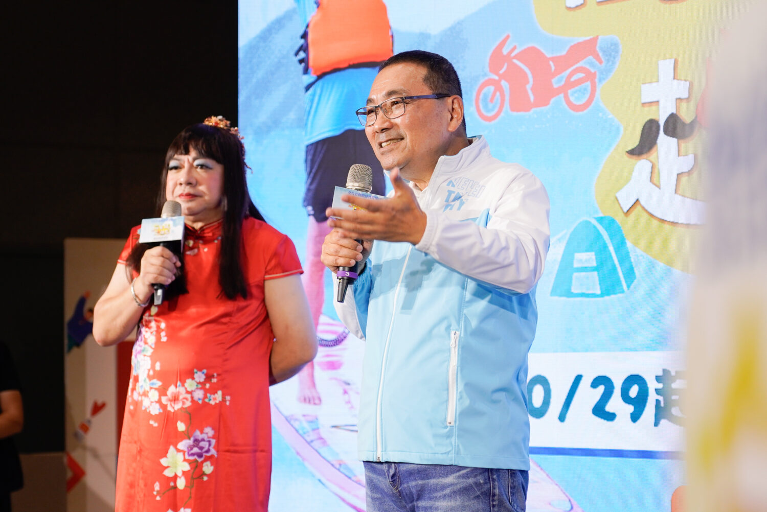 新北市長侯友宜(右)新北打造全銀髮實境秀,特邀「董月花」主持,帶著藝人朋友與新北長輩上山下海,極限挑戰。(圖/新北市政府社會局 提供)
