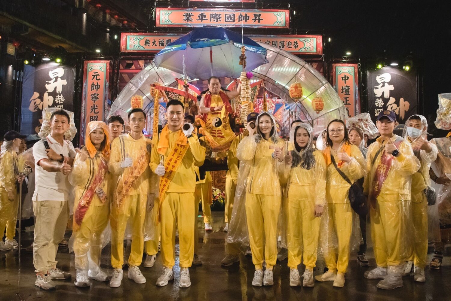 爐主壇陳冠樺率領一家三代與公司夥伴接駕。(圖/桃園護國宮提供)