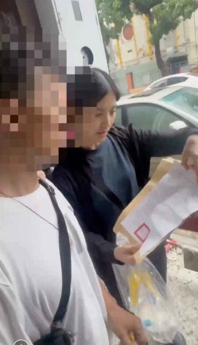 員警持拘票拘提嫌疑人。