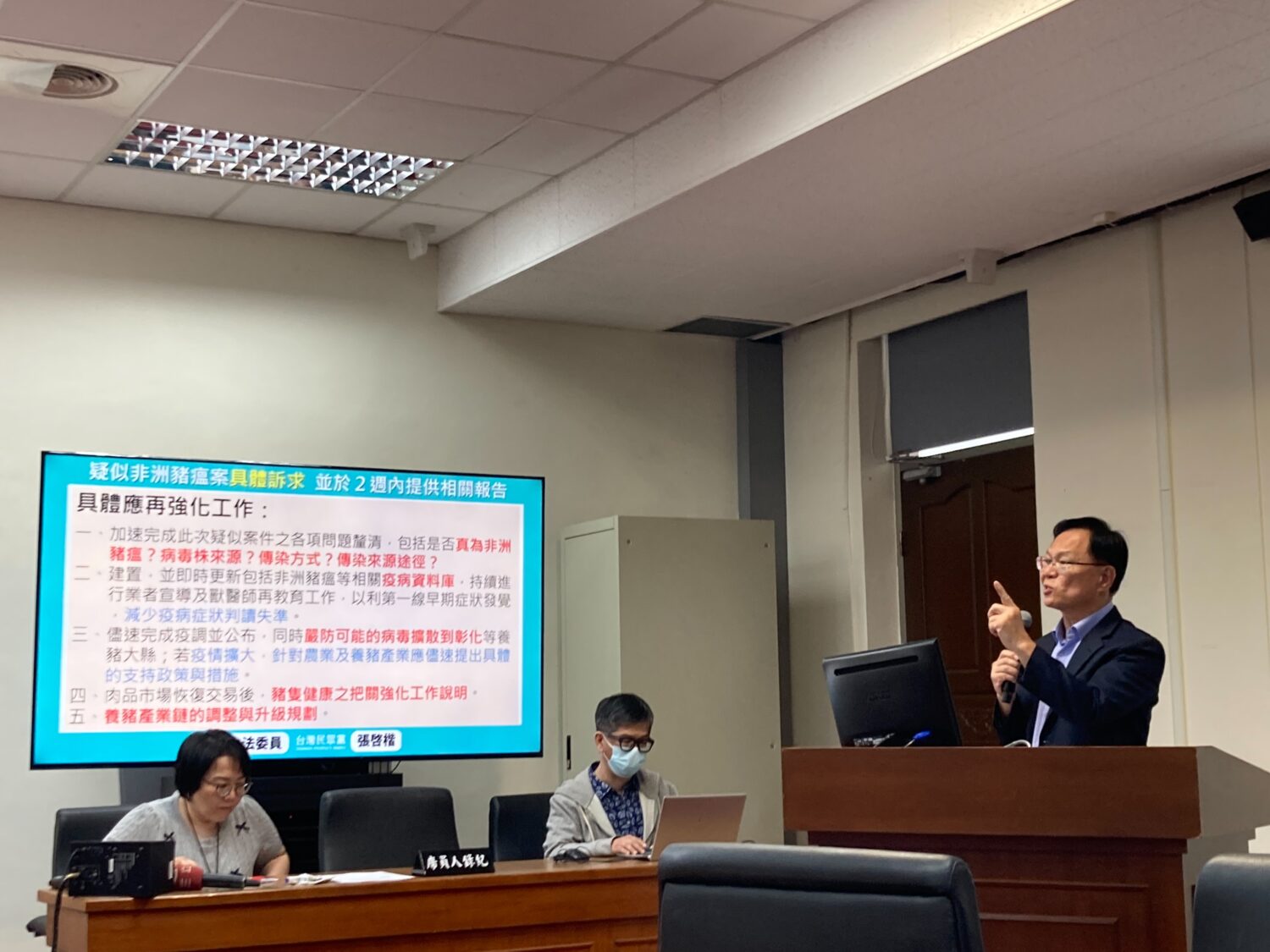 張啓楷強調，非洲豬瘟不僅關乎畜牧產業，更牽動整體食品安全與民生信心。他建議農業部可同時進行三項工作。(圖／張啓楷國會辦公室)