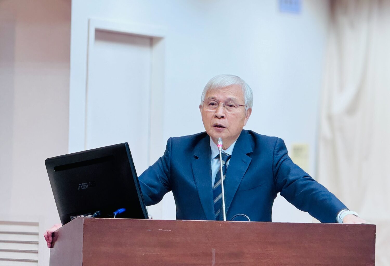 央行總裁楊金龍承諾,後續央行業務報告將納入穩定幣相關議題,顯示官方對推動「新台幣穩定幣」議題的重視。(圖/葛如鈞國會辦公室)