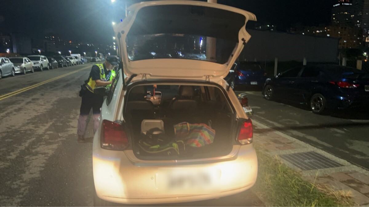 ▲員警巡邏時,發現一輛汽車後車箱敞開,周遭卻無駕駛或乘客在場。