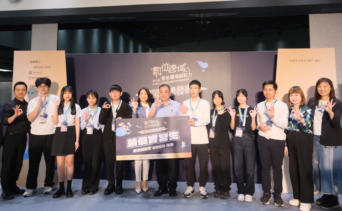 ▲新竹縣副縣長陳見賢頒發6000元獎勵金給8位績優實習生。