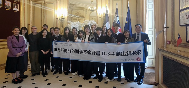 ▲訪團青年拜會駐法國臺北代表處。