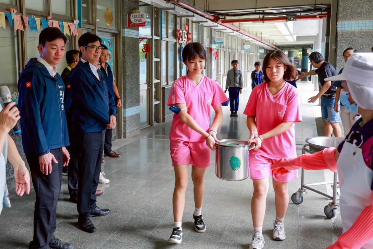 ▲台中疑似發現非洲豬瘟,陳其邁市長視察鼓山區龍華國小,關心學校廚餘處理情形。