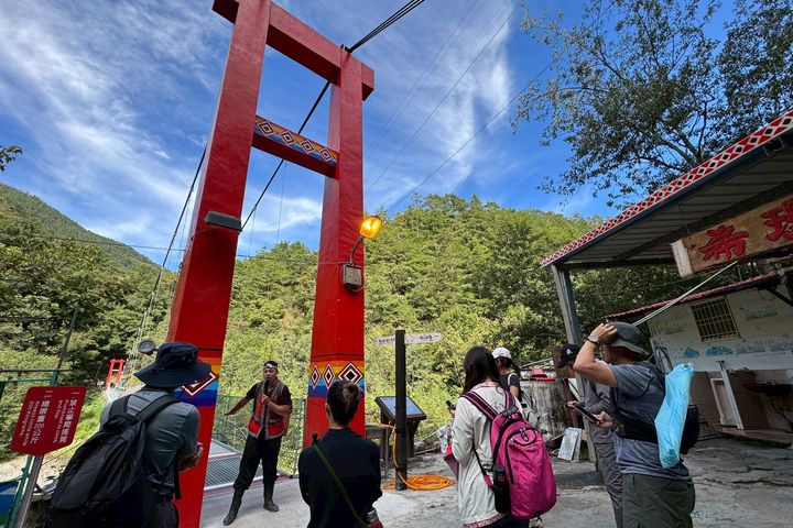 嚮導解說四季蘭溪吊橋。 圖:臺中市政府觀光旅遊局/提供