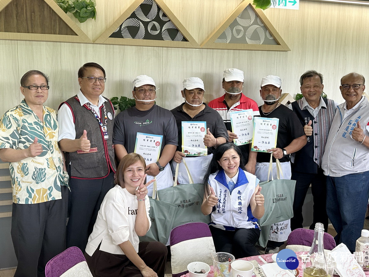杜張副主委與王副縣長為總舖師職人授證。(記者扶小萍攝)