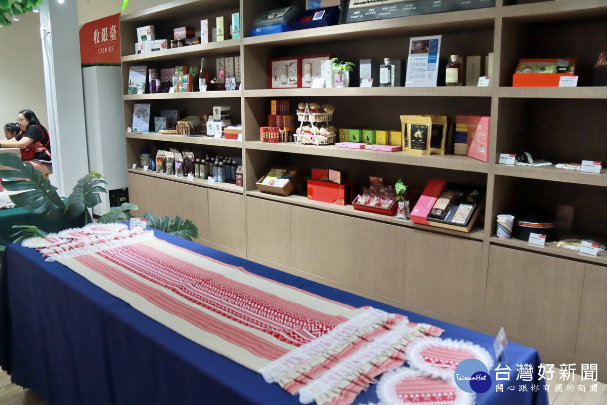 圓夢商場有工藝部落品牌等展售。(記者扶小萍攝)