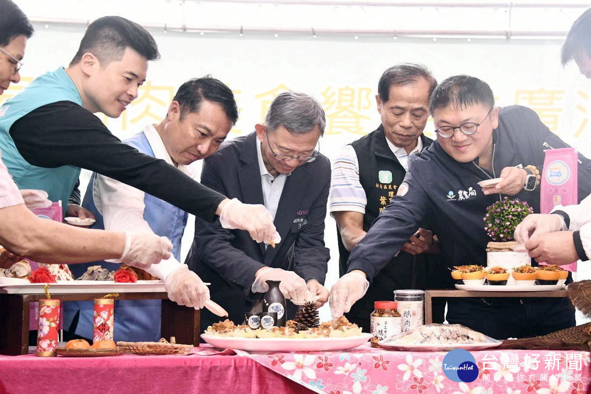 桃園市副市長王明鉅與廚師一同示範製作鵝油料理。<br /><br />
