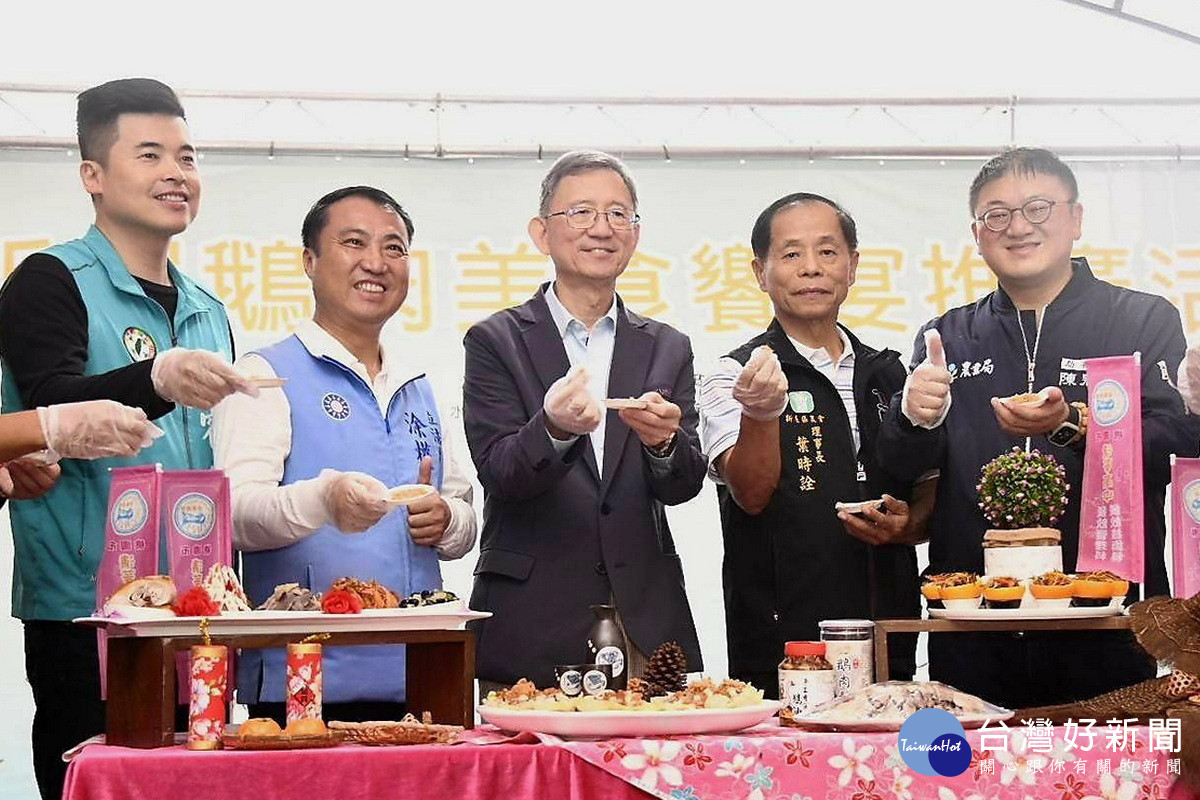 桃園市副市長王明鉅為在地農特產行銷。<br /><br />