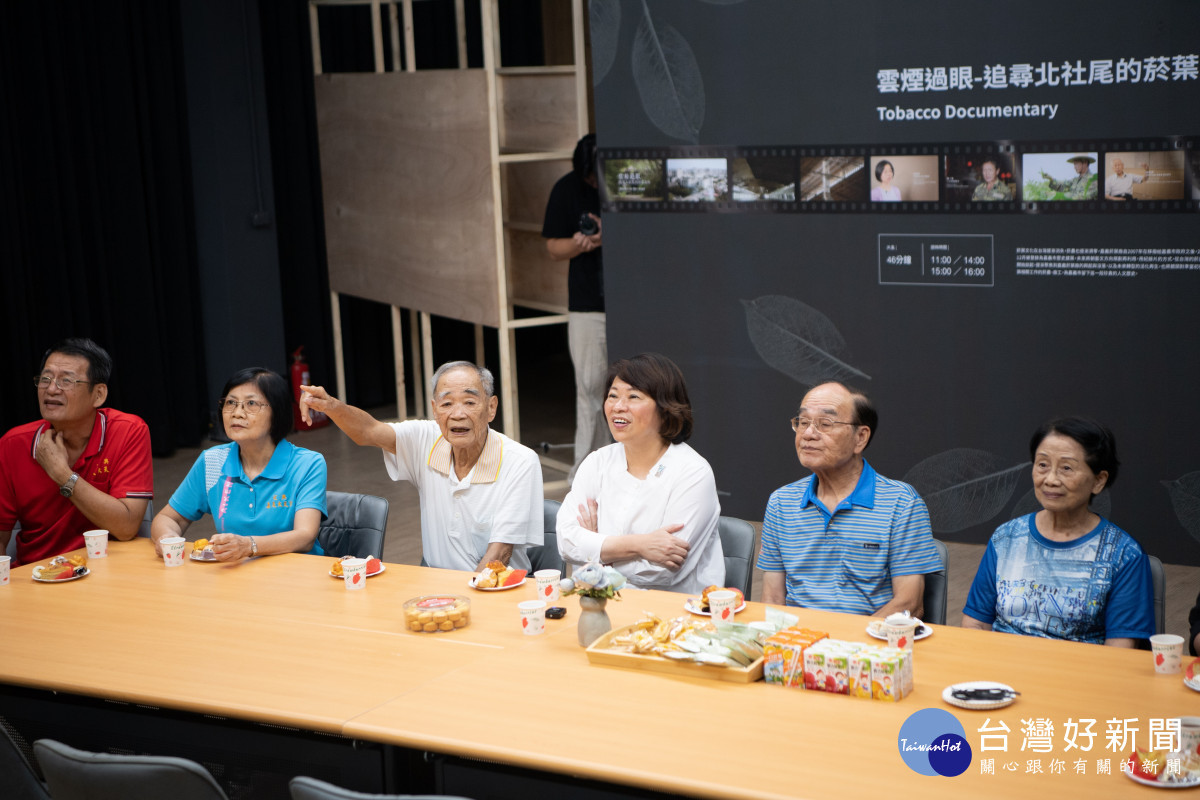 嘉義市長黃敏惠特別陪同嘉菸廠的資深員工「回娘家」，走進這座與嘉義市城市發展有深刻關聯的歷史場域／嘉義市府提供