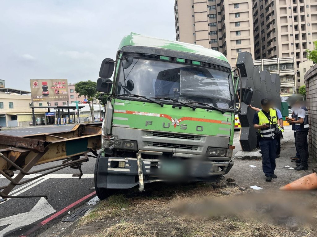 驚險一撞!半聯結車擦撞分隔島 小港警火速排除恢復暢通