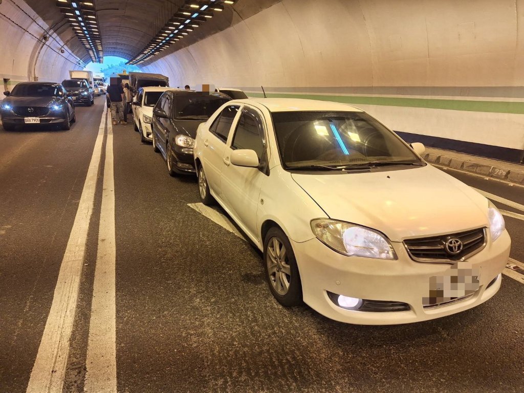 中寮隧道驚連環追撞!8車追尾塞爆國道