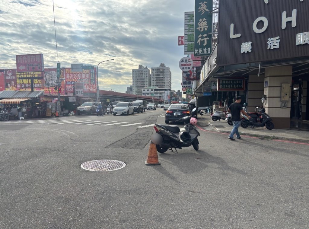 沒察覺撞到人?砂石車疑視線死角撞機車 女騎士被撞飛多處擦傷送醫