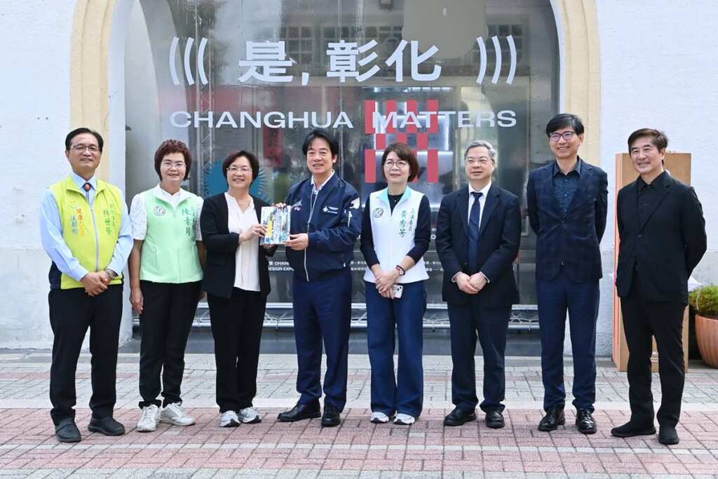 ▲總統參觀「2025台灣設計展」盼將設計力導入產業推動創新升級,強化整體競爭力。(記者張玉泰攝)
